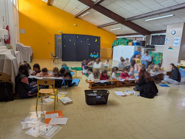 Photo d'un groupe d'enfants de 3 à 6ans réalisant leur bande dessinée